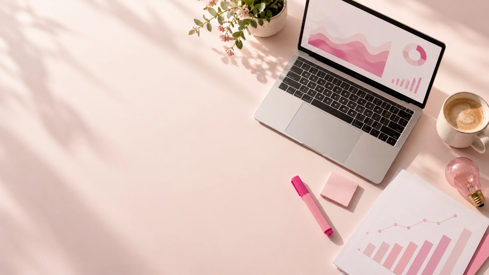 Mesa de trabajo de Pinkmark con planificación de marketing